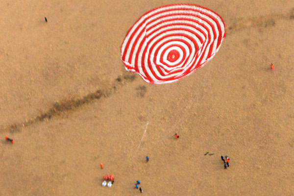 2016年11月18日，神舟十一號(hào)載人飛船返回艙在內(nèi)蒙古主著陸場(chǎng)成功著陸
